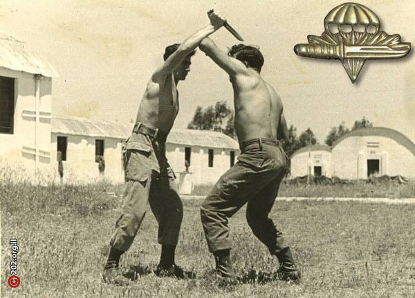 Israelische Fallschirmjäger trainieren Krav Maga,